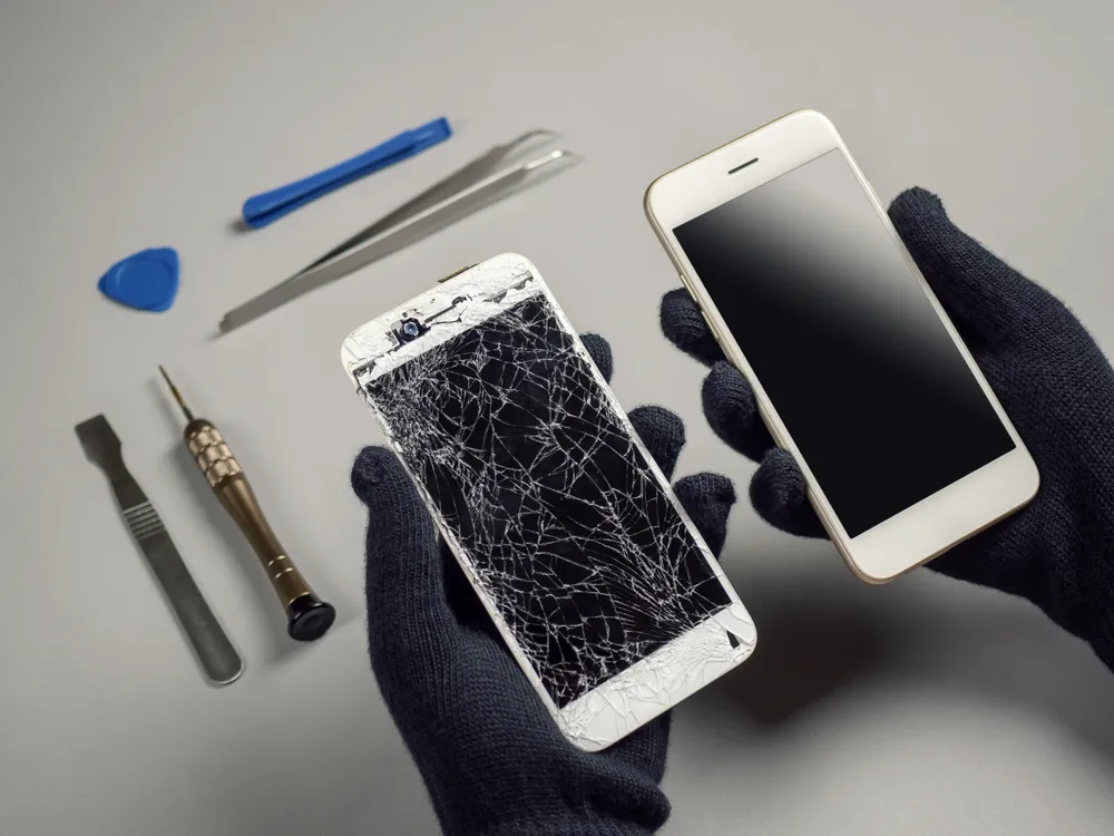 shutterstock_1361976497 Smartphone mit Displayschaden wir repariert