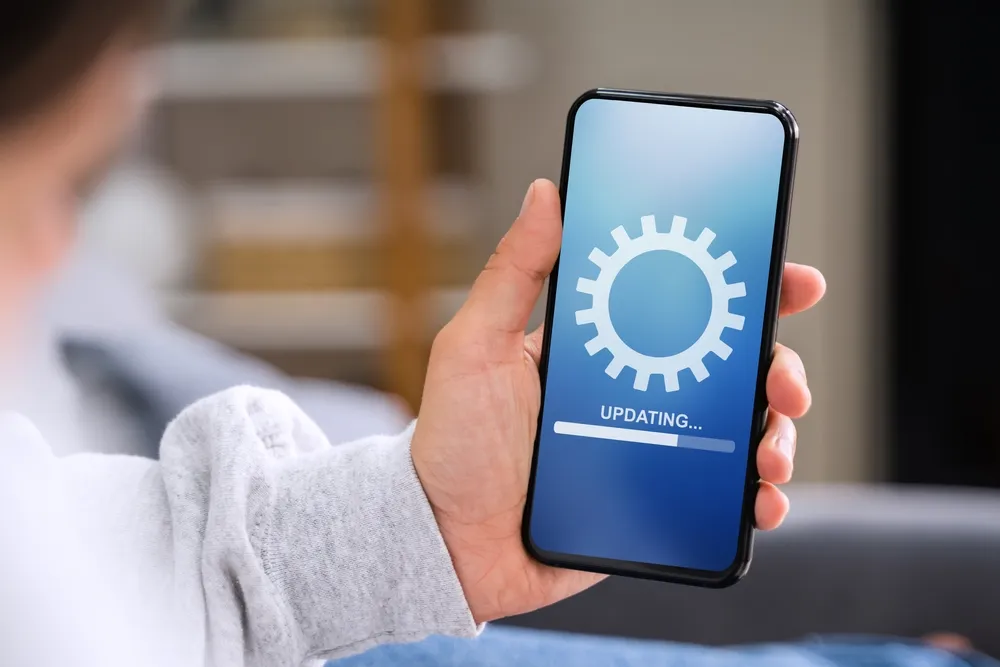 shutterstock_2032604633 Update-Ladesymbol auf dem Bildschirm eines Smartphone
